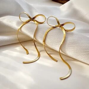 Chic Gold Bow Earrings – Minimalist Ribbon Style